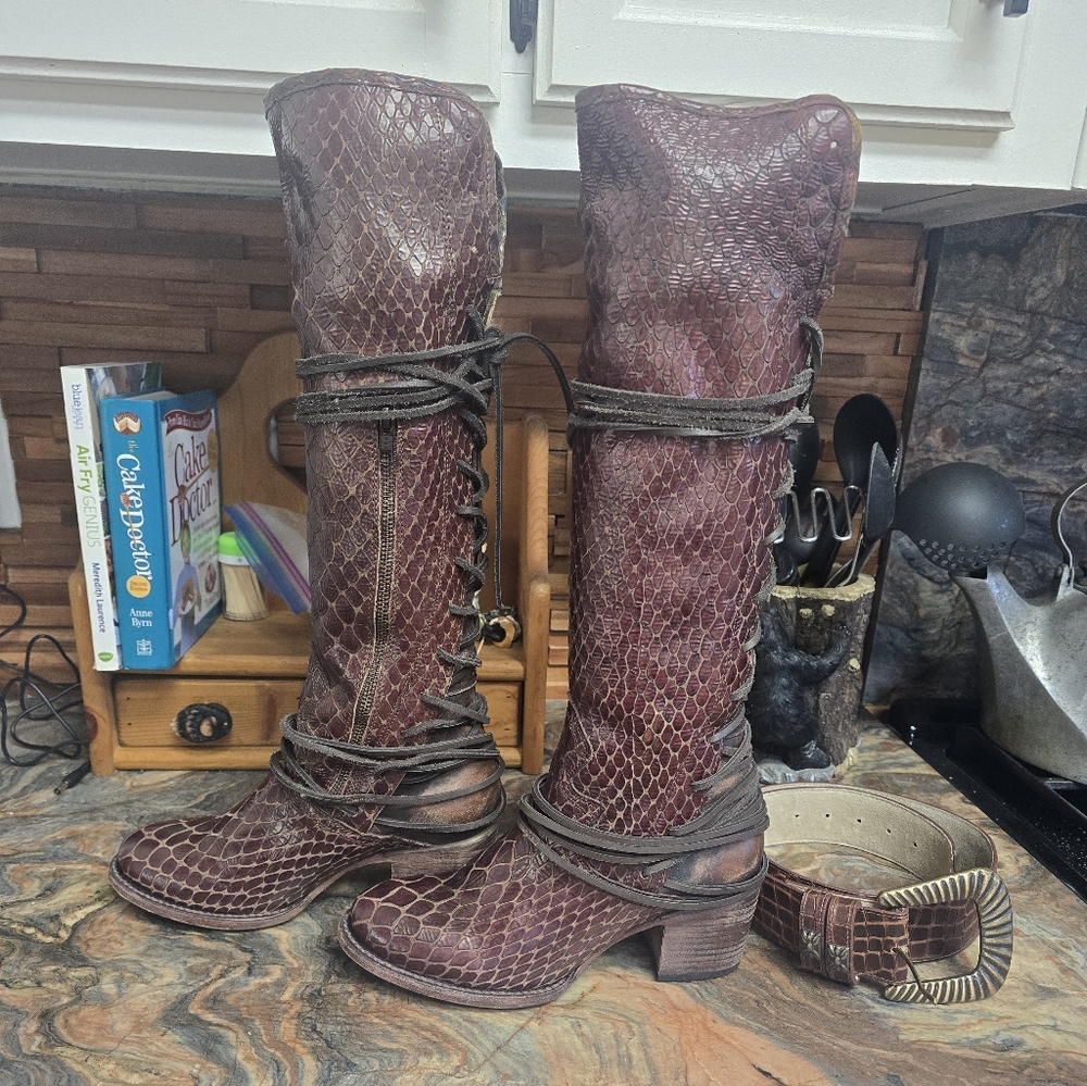 ๐ฆ๐ฆ OG Freebird Cognac Croco Coal Boots, Size 9, UNICORNS! ๐ฆ๐ฆ and matching belt - Picture 3 of 5